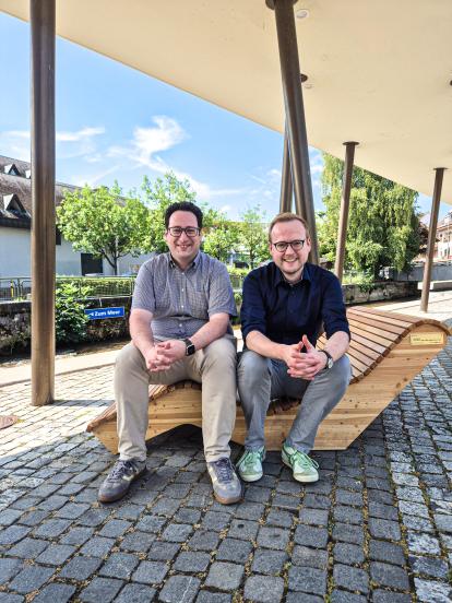 Michael Schär überreicht Stadtbaumeister Volker Wenning-Künne (links) das Geschenk.